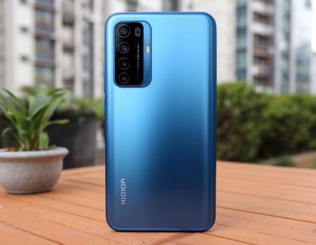 Стартовала продажа нового смартфона Honor 400 Lite, выделяющегося интеграцией ИИ-кнопки для камеры.